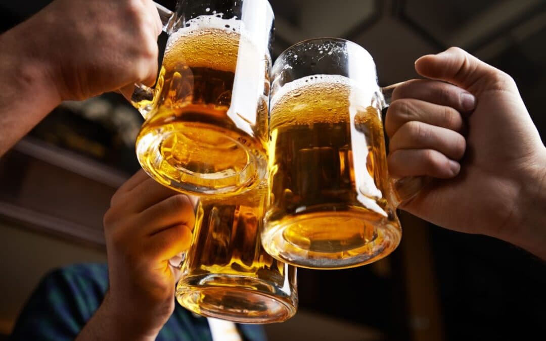 Sapevi che le zanzare “amano” chi beve birra? Curiosità e consigli per proteggerti